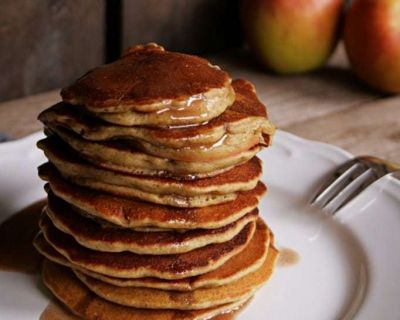 Sättigende Müslipancakes mit Apfelscheiben und Zimtsirup