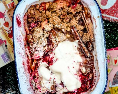 Weihnachtlicher Apfel-Zwetschgen-Crumble mit Vanille-Joghurt (glutenfrei)