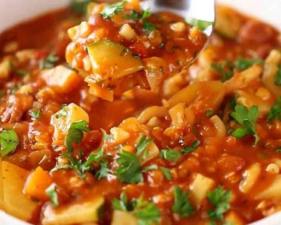 Türkische Gemüsesuppe mit Nudeln, Linsen, Bohnen und Kartoffeln