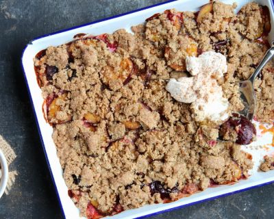 Herbstlicher Zwetschgen-Crumble mit Zimt 