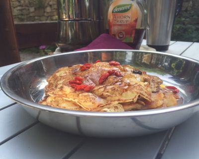 Bananen-Pancakes mit Haselnüssen und Gojibeeren