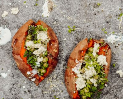 Gefüllte Süßkartoffeln mit Grünkohlpesto, Kichererbsen [+Mandelricotta]