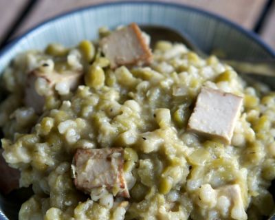 Deftiger Erbseneintopf mit Graupen und Räuchertofu