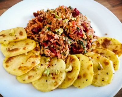 Rote Bete Gewürzreis mit gebackenen Kartoffelscheiben und Zitronen-Pistazien Crunch