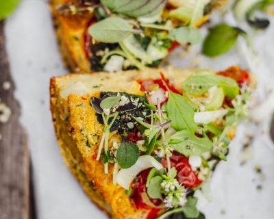 Super saftige, vegane Tomaten-Brennnessel-Frittata mit frischen Kräutern