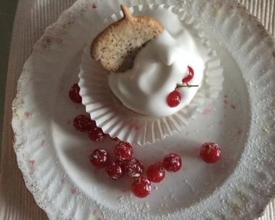 Johannisbeermuffins mit Baiser