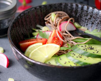 {#nomnomsguests} Black Sesam-Bowl mit Soba-Buchweizennudeln | Lena von A Very Vegan Life ❤