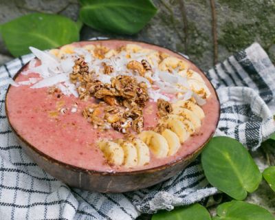 Vegane Erdbeer Bananen Smoothie Bowl – gesund & zuckerfrei