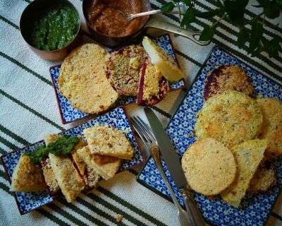 Dreierlei indische Gemüseschnitzel (Sellerie, Rote Bete, Kohlrabi) mit fruchtigem Rhabarber-Dattelchutney und Koriander-Chimichurri