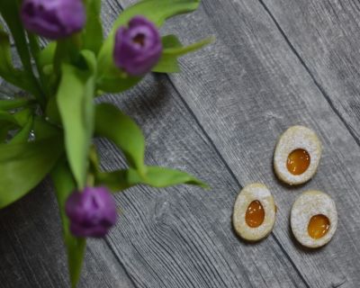 Ostereier-Plätzchen – frühlingshaft und fruchtig gefüllt mit Mango-Marillen-Marmelade