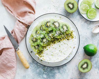 Veganer No Bake Kokos-Limettenkuchen mit Kiwi