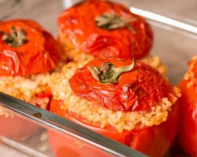 Gefüllte Tomaten aus dem Ofen mit Hirse – lecker, vegan & glutenfrei!