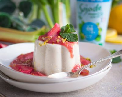 Kefir-Kokos-Panna Cotta mit Rhabarber