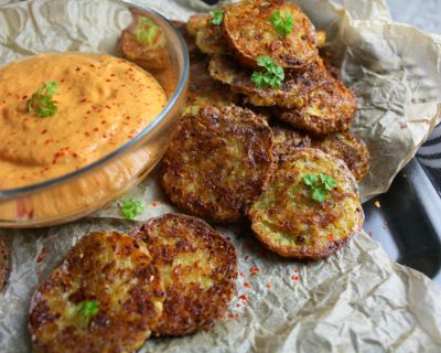 Blumenkohl-Taler mit Paprika-Cashew-Dip