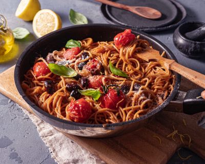 Frische vegane One Pot Pasta mit Tomaten und Oliven