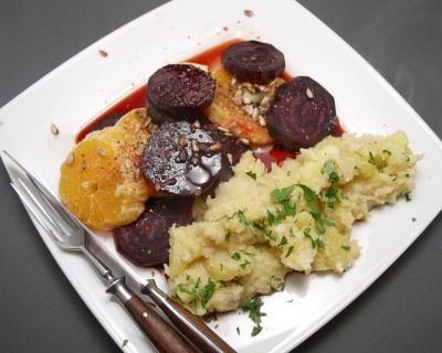 Gegrillte Rote Bete mit Balsamico, Orangen und Olivenöl und Kartoffel-Sellerie-Püree