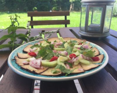veganes Carpaccio vom Räuchertofu mit Gurke und Minze