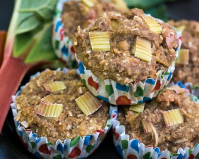 Super saftige Rhabarber Muffins – vegan, zuckerfrei & gesund