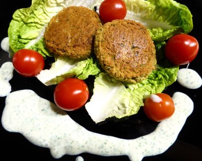 GEBACKENE FALAFEL MIT MINZESAUCE