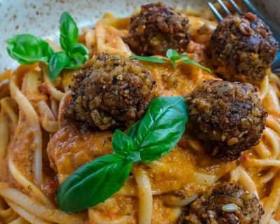 Cremige Pasta mit gegrilltem Gemüse und veganen Hackbällchen