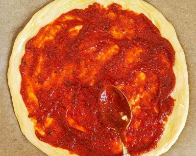 Leckere Pizzasoße aus passierten Tomaten und Tomatenmark