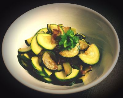 Marinierte Zucchini mit Ingwer und Koriander