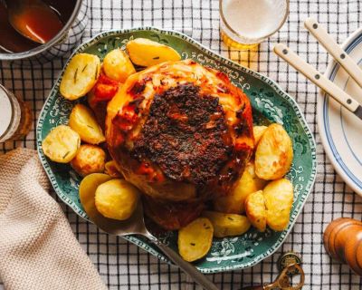 Im Ganzen geschmorter Weißkohl mit Miso-Kräuterbutter