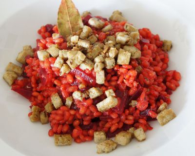 Graupenrisotto mit roter Bete und mariniertem Tofu