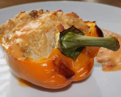 Gefüllte Paprika mit Cashewcreme und Paprikasoße