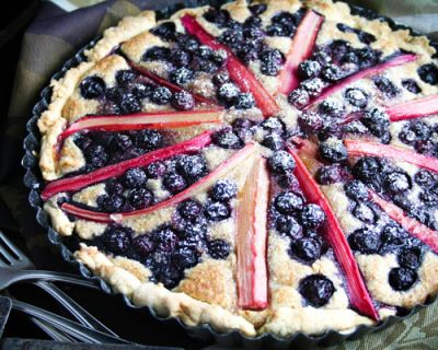 Mandelkuchen mit Heidelbeer-Rhabarber Topping