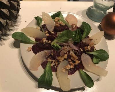 Rote Bete Carpaccio mit Birne, Walnüssen und Feldsalat