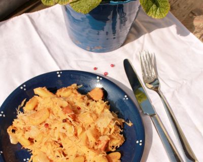 schwäbische Fingernudeln mit Sauerkraut und roten Beeren