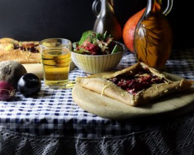 Herzhafte Herbst Galette mit Pflaumen, Rote Beete und Kürbis