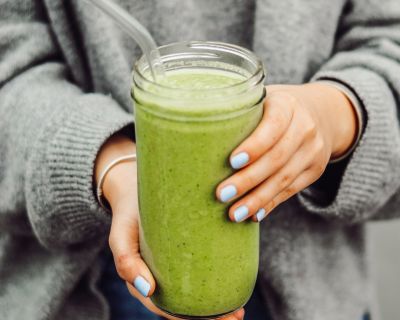 Mein liebster grüner Frühlings-Smoothie mit saisonalen Zutaten