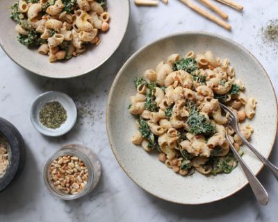 Leckere Hummus-Pasta mit Grünkohl