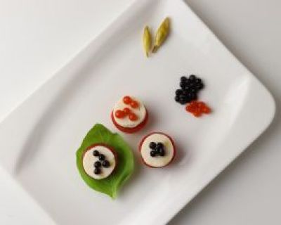 Balsamico & Sriracha Perlen auf veganem Mozzarella