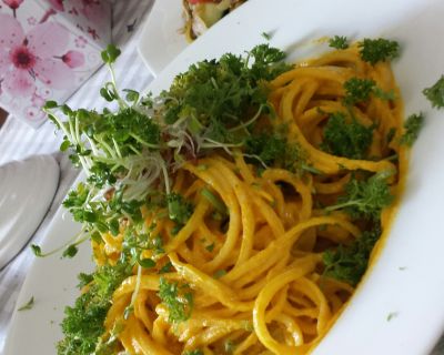 Gemüse Spaghetti mit Möhrensoße  ohne kochen und scharfer asiatischer Salat aus der Pfanne