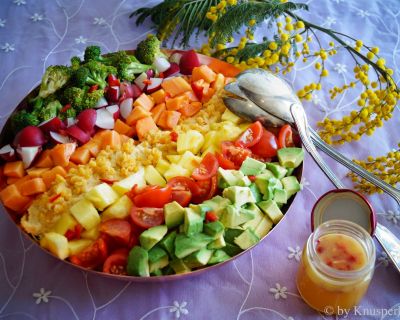 Rainbow Salad Bowl - frischer Salat mit Linsenhummus, farbenfrohem Gemüse- und Früchtetopping an einem leichten Orangendressing