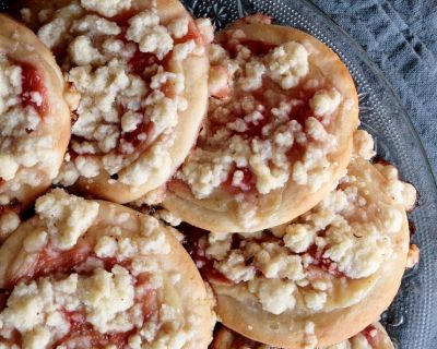 Pudding-Streusel-Taler mit Erdbeere und Rhabarber
