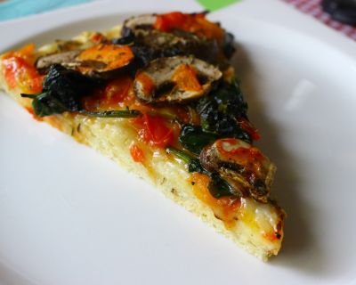Kurkuma-Spinat-Pizza mit den allerletzten Tomaten