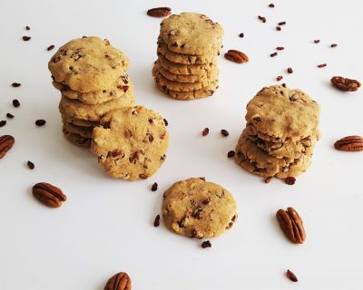 ERDNUSSBUTTER-COOKIES MIT PEKANNÜSSEN UND BERBERITZEN