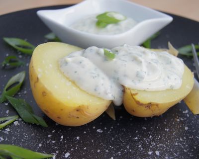 Mein Frühstück – Veganer Kräuterquark mit Pellkartoffeln