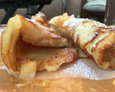 Kokos-Pfannkuchen mit Rhabarbersauce