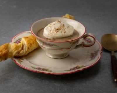 Cappuccino von der Marone und Champignoncreme an Zwiebel-Blätterteigstange