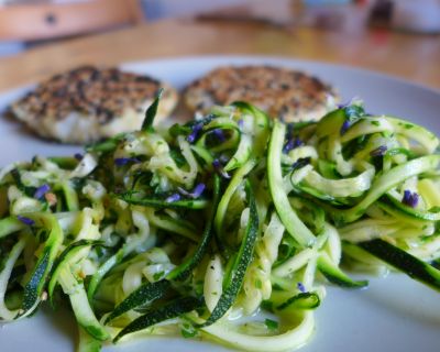 Zucchini Salat mit Blumenkohlbratlingen