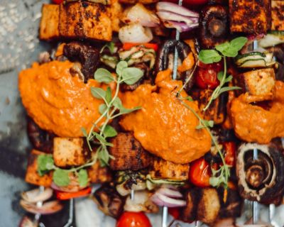 Die besten Tofu-Gemüse-Spieße mit veganem Barbecue-Dip (Haut auch deine Omni-Freunde um, versprochen!)