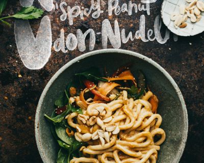 10-Minuten „Spicy Peanut“ Udon-Nudeln – Schnelles Comfort Food für stressige Wochentage