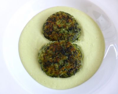 KLOSSTEIG-SPINAT-TALER AUF AVOCADO-ZITRONEN-CREME