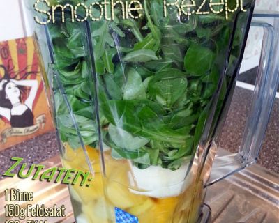 Grüner Smoothie mit Rucola, Feldsalat, Birne, Ananas und Mango