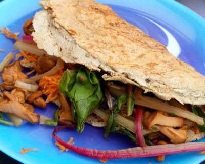 Mein großer Freund Buki – Bunt gefüllter veganer Buchweizen-Pfannkuchen, knusprig wie ein Taco.